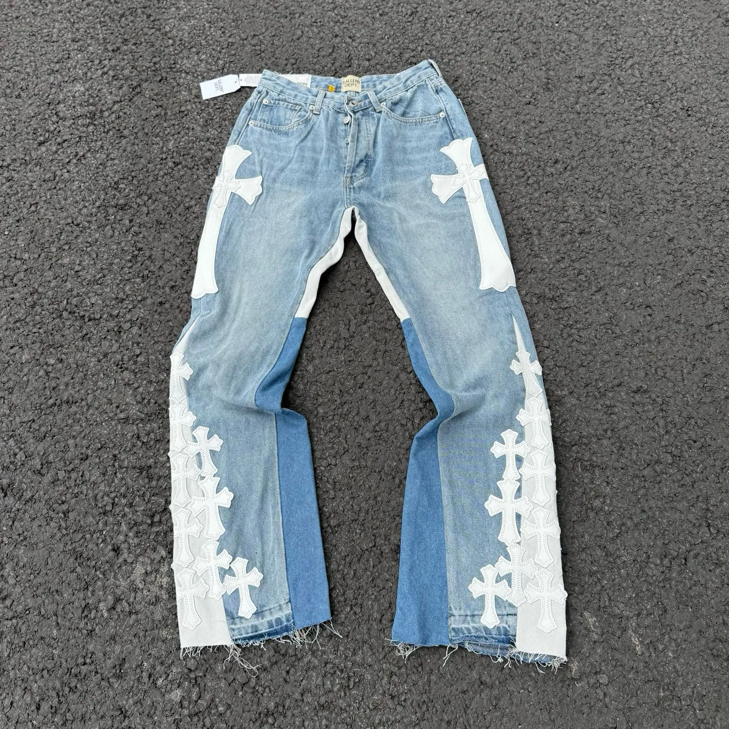 #8146 P290💰 Independent GALLERY DEPT. Vintage multi-leather spliced cross loose washed flared jeans - truly restore the ultimate texture of Vintage - original hardware accessories washed and other elevators, QR code analysis are all purchased from the original factory, high degree of restoration, you are welcome to compare with a certain product~ - Three-dimensional version Loose and comfortable, not picky about the body shape, taller and slimmer, factory Seiko, original factory quality control, same style for men and women, can be matched with couples, versatile recommendation, must-have jeans for all seasons -Size: 28 30 32 34 36